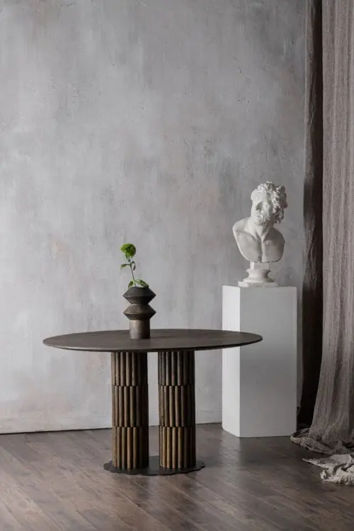 Vechtdal Meubels Esstisch GEO aus massiver Eiche in geöltem dunklem Walnuss-Finish, runde Beine, Japandi und minimalistisches Design, zentral platziert in einem modernen Essbereich.