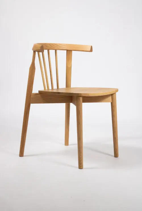 Japandi dining chair Randy made of oak with a minimalist and refined design. A timeless wooden dining chair where Scandinavian simplicity and Japanese serenity meet.