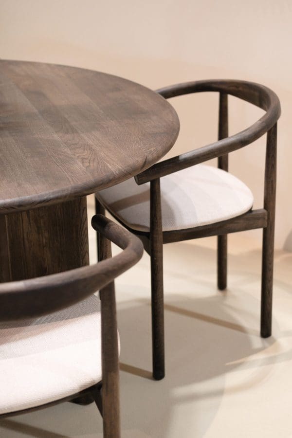 Dining table | calm | dark