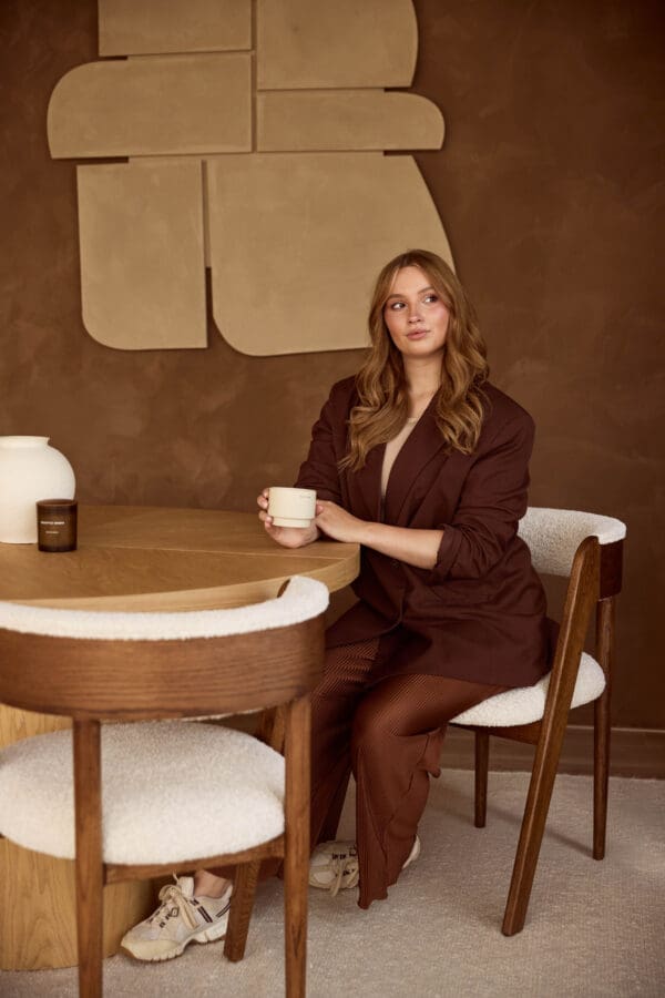 Table à manger ronde Japandi Moda, extensible avec chaises de salle à manger Japandi Odessa en tons noyer brun avec tissu bouclé beige