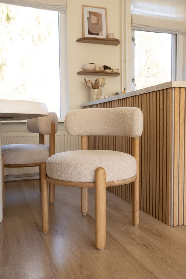 Minimalistischer Stuhl aus weißem Stoff mit Eichenbeinen und Holz