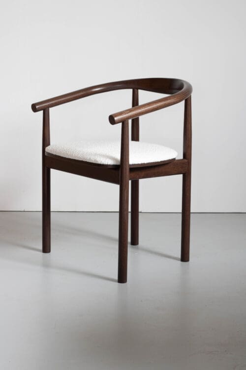 Eetkamerstoel Calm | Walnoot | Wit Bouclé