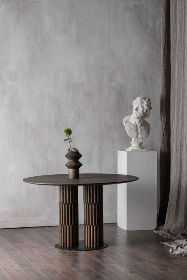 Vechtdal Meubels dining table GEO in solid oak with oiled dark walnut finish, round legs, Japandi and minimalist design, centrally placed in a modern dining space.