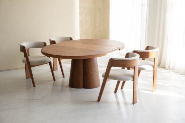 Japandi tafels met japandi eetkamerstoelen