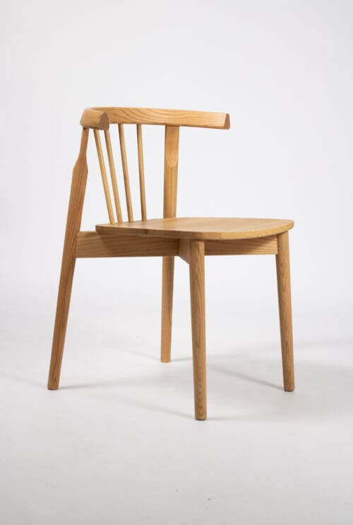 Japandi dining chair Randy made of oak with a minimalist and refined design. A timeless wooden dining chair where Scandinavian simplicity and Japanese serenity meet.