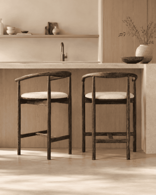 Chaise de bar Calm Dark avec assise en bouclé beige dans une cuisine Japandi minimaliste.